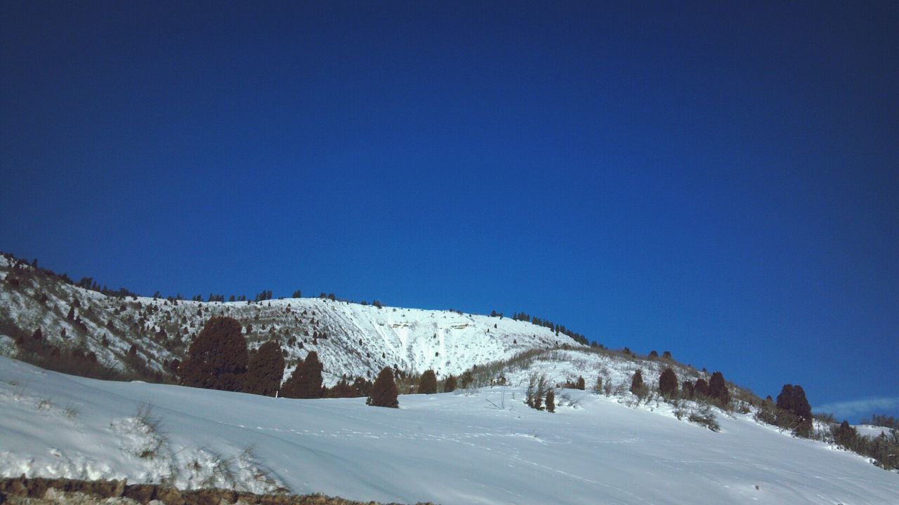 SCENIC VIEW OF SNOWCAPPED MOUNTAINS AGAINST CLEAR BLUE SKY