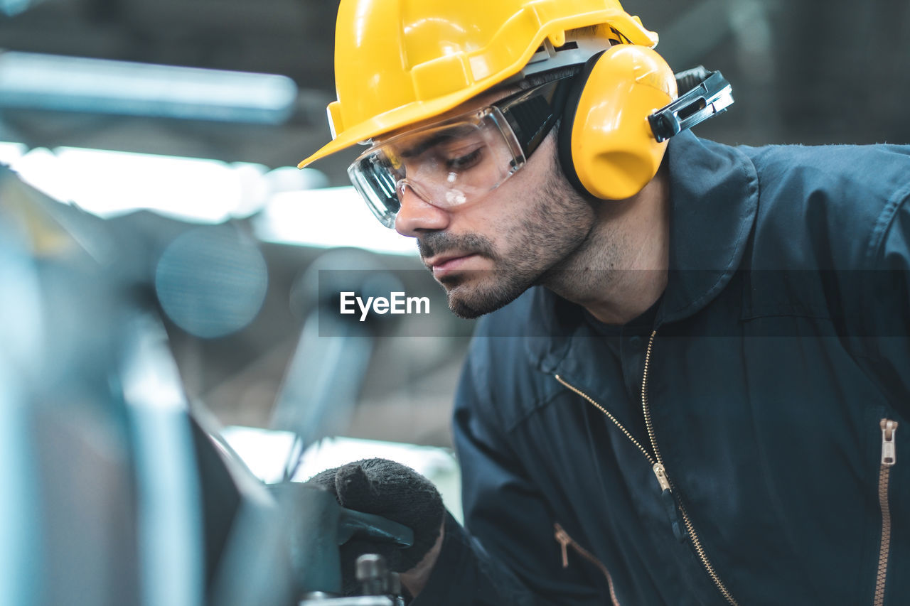 PORTRAIT OF YOUNG MAN WORKING IN CAMERA