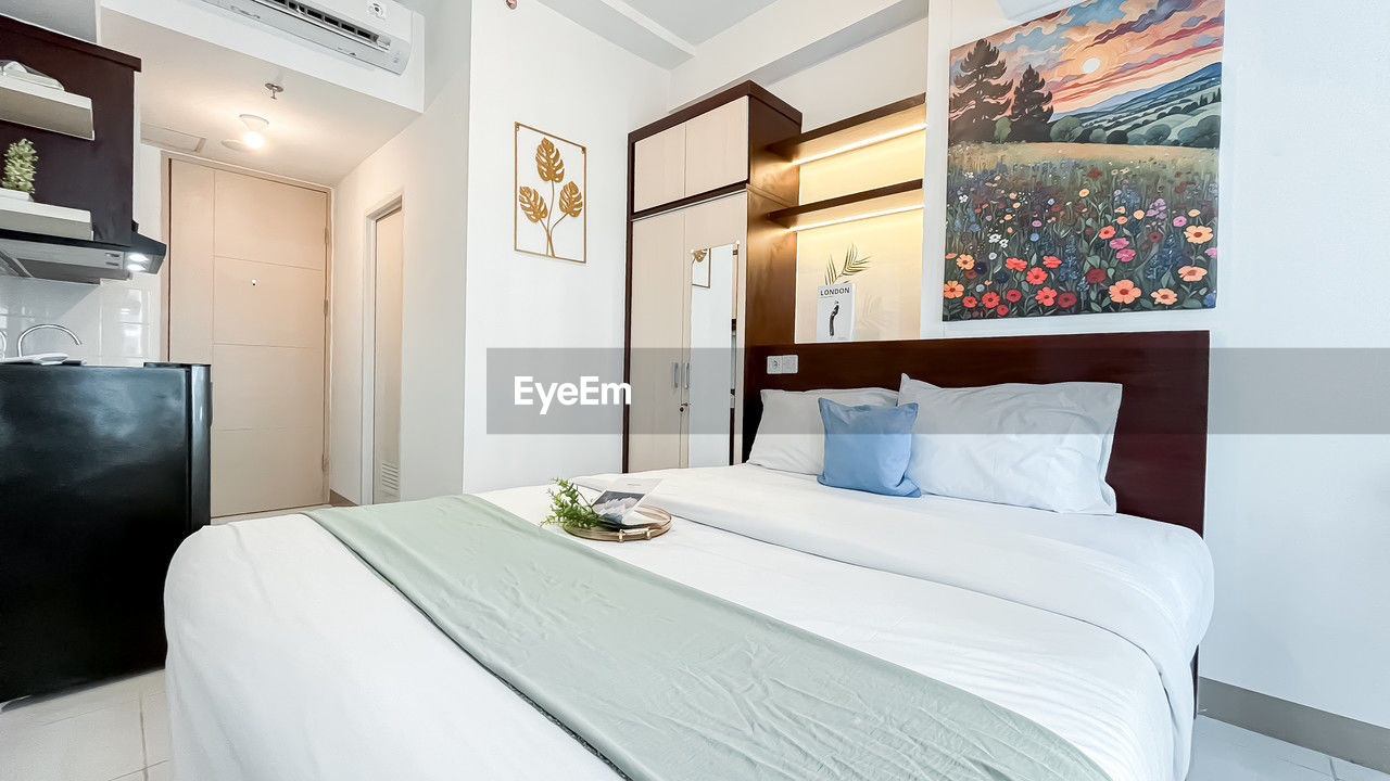 furniture, domestic room, bed, home interior, luxury, wealth, bedroom, home, home showcase interior, indoors, room, lifestyles, suite, architecture, domestic life, no people, interior design, comfortable, hotel, pillow, elegance, relaxation, nightstand, real estate, building, residential district, lighting equipment, estate, cozy, house, luxury hotel, hotel room, built structure