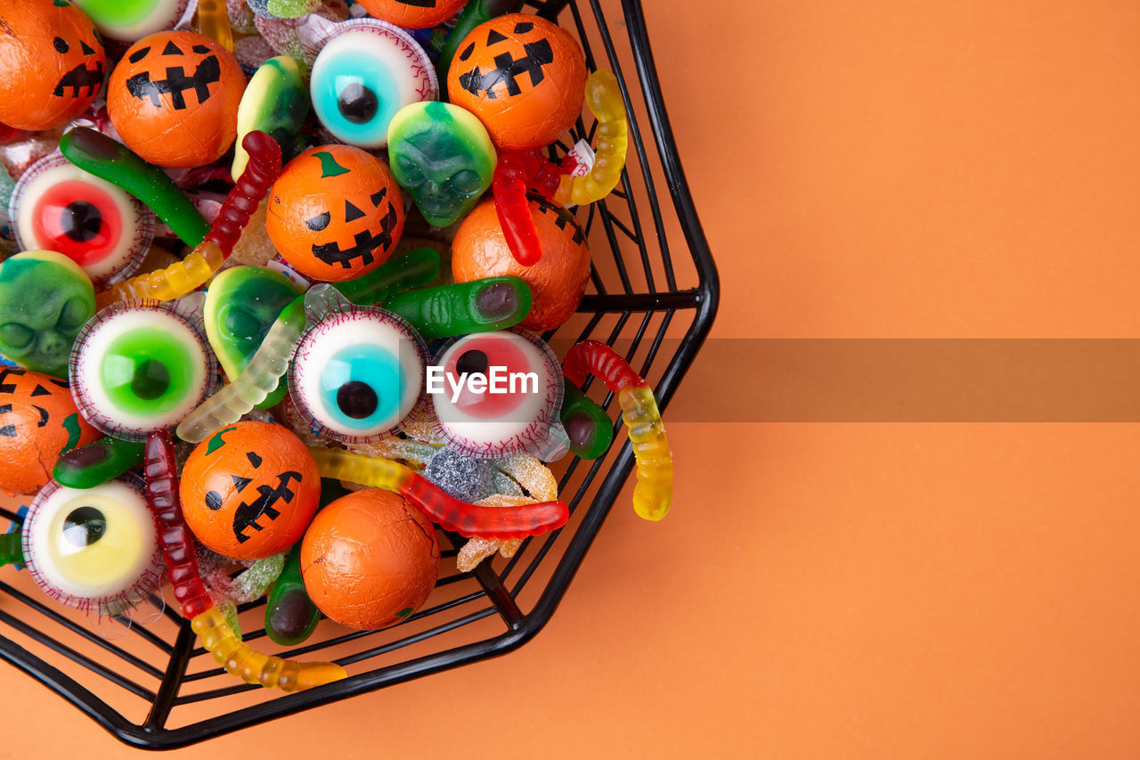 HIGH ANGLE VIEW OF MULTI COLORED BASKET