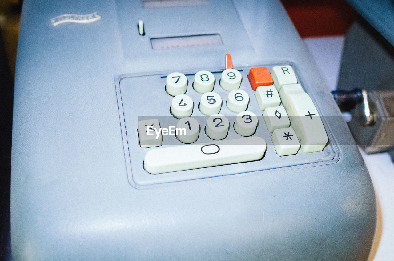 HIGH ANGLE VIEW OF COMPUTER KEYBOARD ON WALL