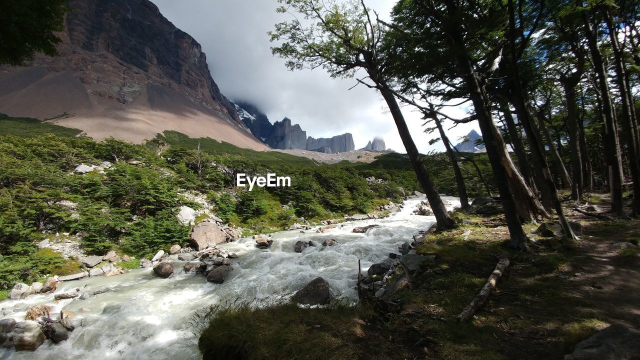 SCENIC VIEW OF RIVER AGAINST SKY