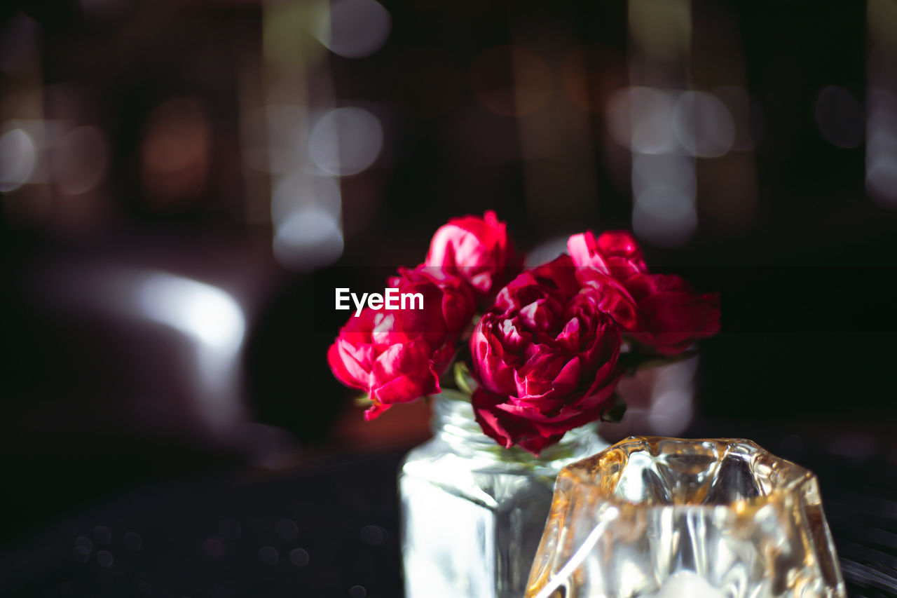 CLOSE-UP OF ROSE BOUQUET ON GLASS TABLE