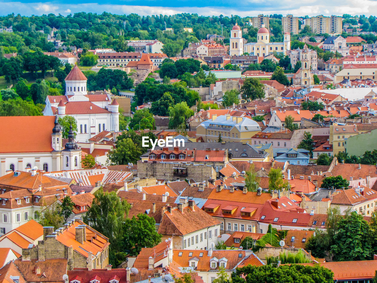 HIGH ANGLE VIEW OF TOWNSCAPE AND TREES IN CITY