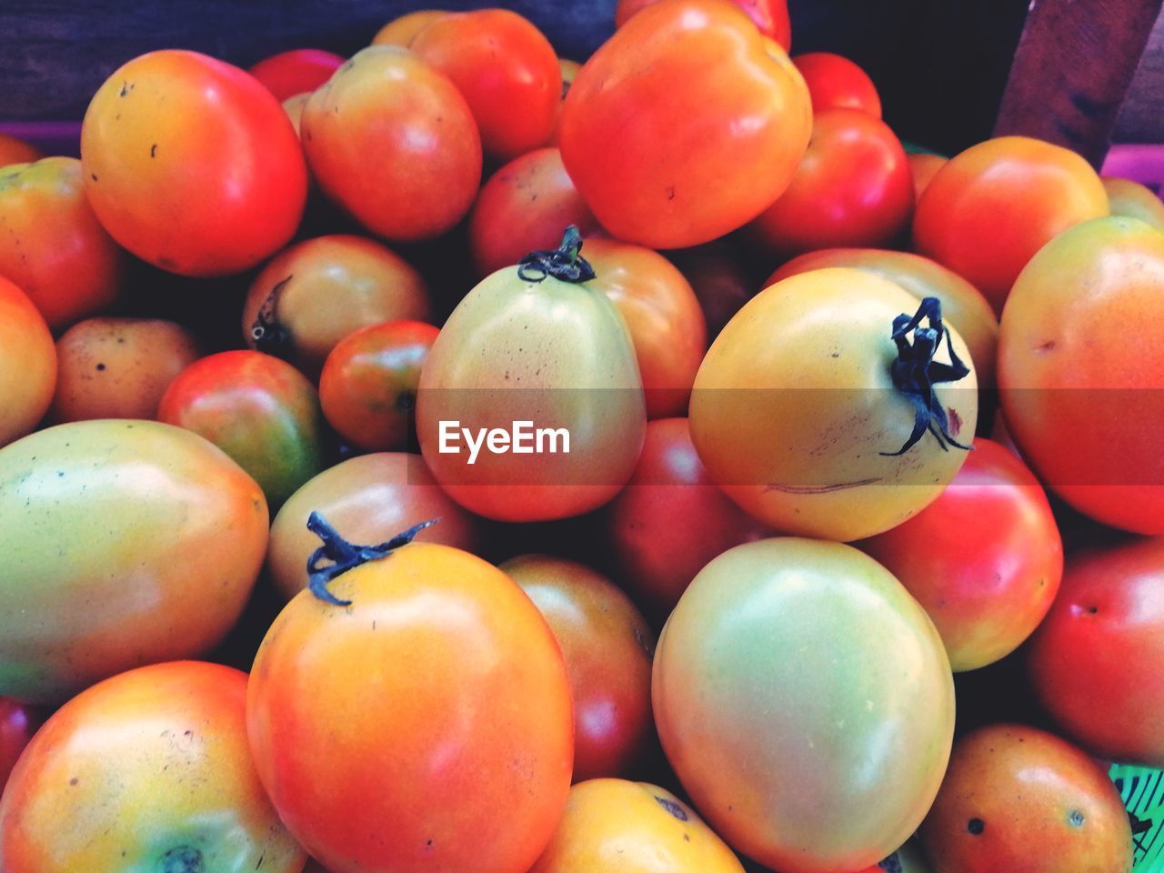 HIGH ANGLE VIEW OF TOMATOES IN MARKET