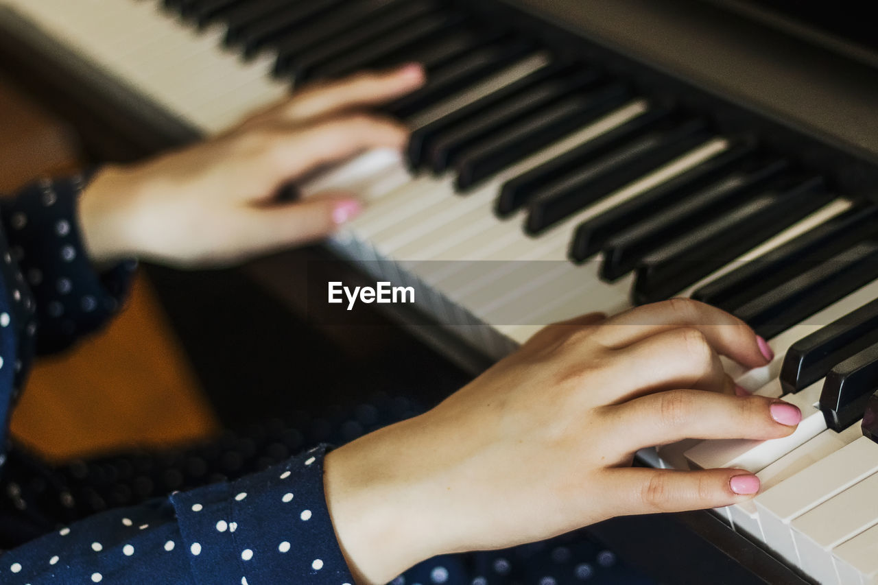 CROPPED IMAGE OF MAN PLAYING PIANO