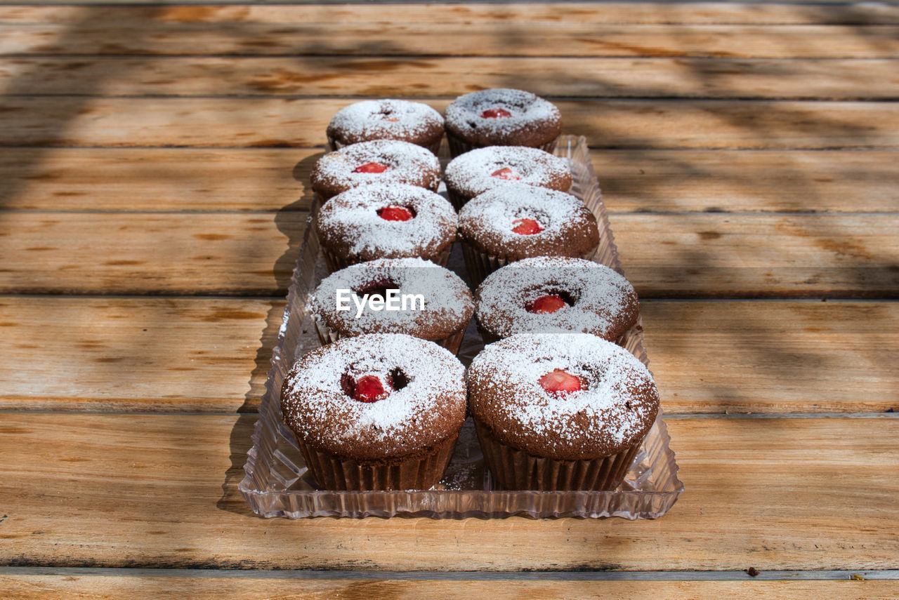 DIRECTLY ABOVE SHOT OF CUPCAKES