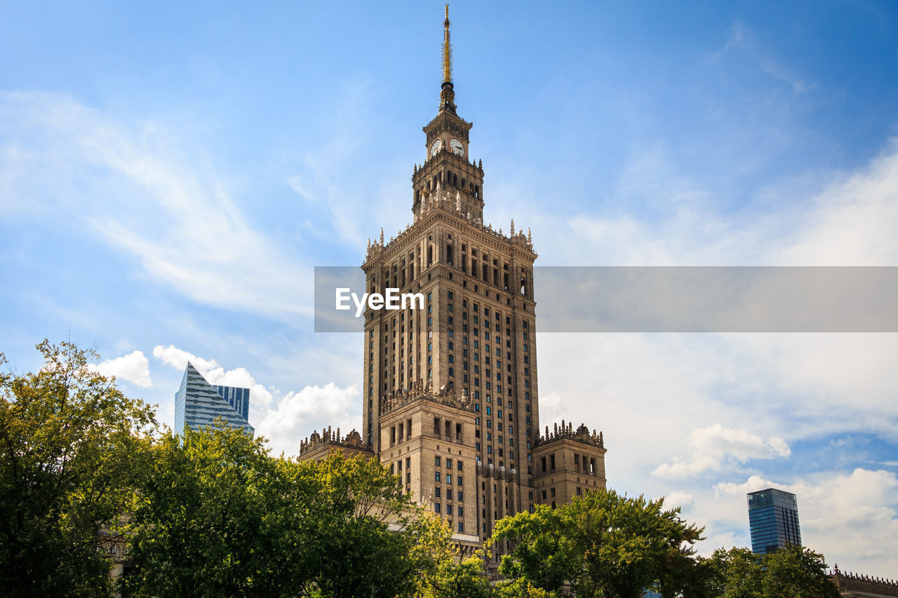 LOW ANGLE VIEW OF MODERN BUILDINGS AGAINST SKY