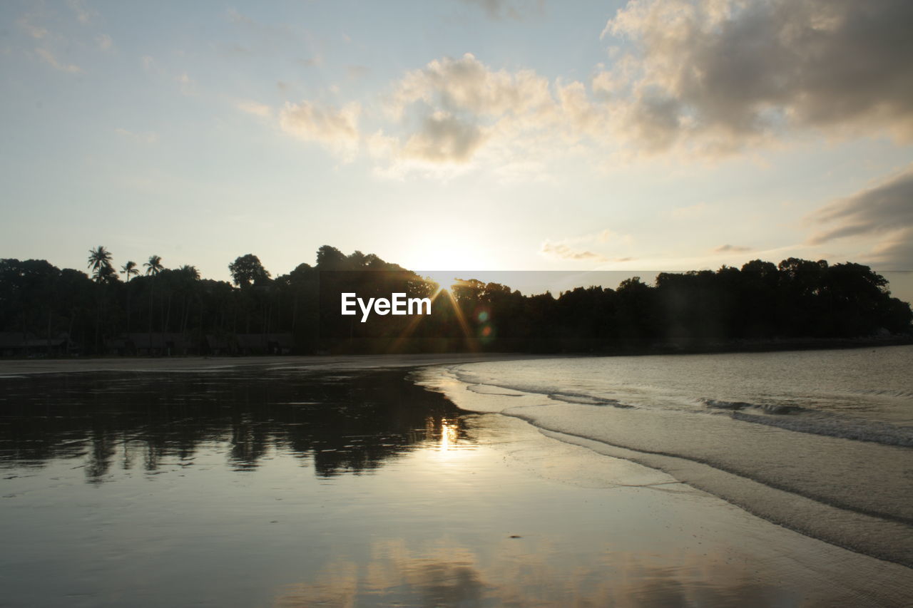 SCENIC VIEW OF LAKE AGAINST SUNSET SKY