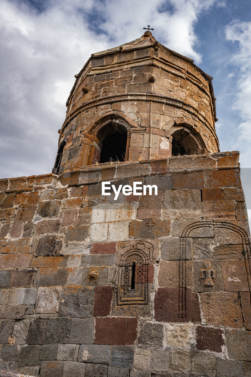 LOW ANGLE VIEW OF OLD TEMPLE AGAINST BUILDING