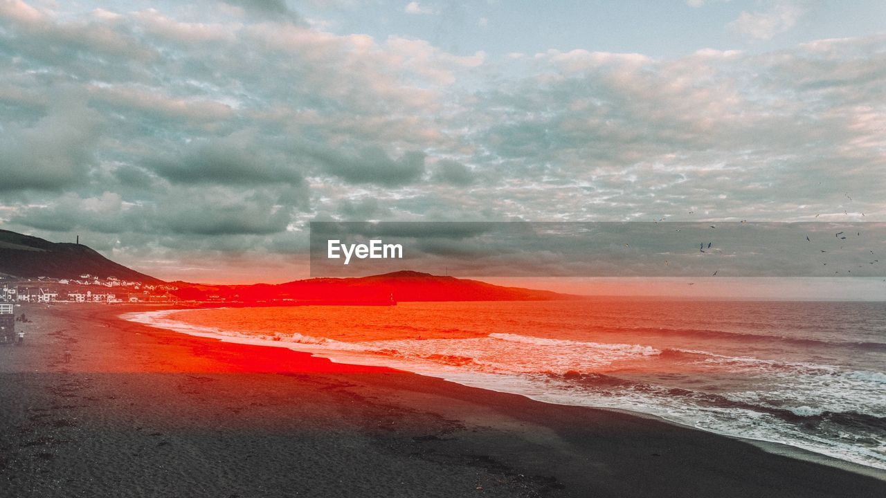 SCENIC VIEW OF SEA AND MOUNTAINS AGAINST SKY