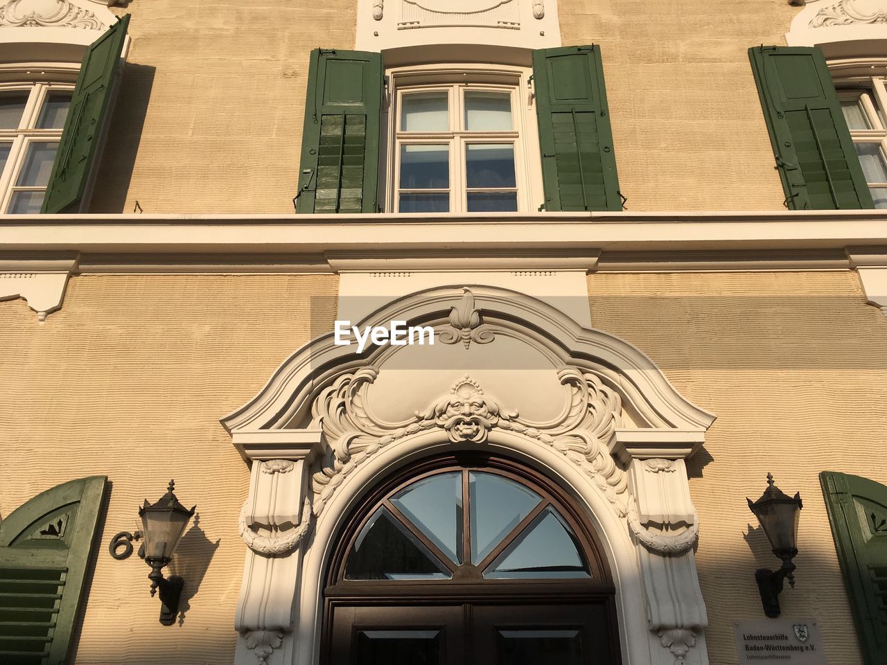 LOW ANGLE VIEW OF STATUE ON BUILDING