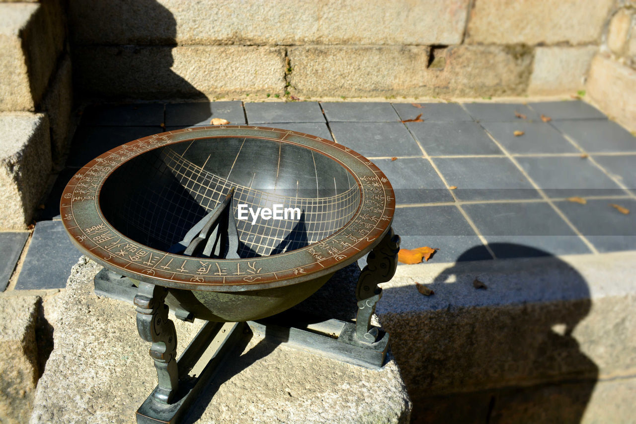 HIGH ANGLE VIEW OF METAL WALL