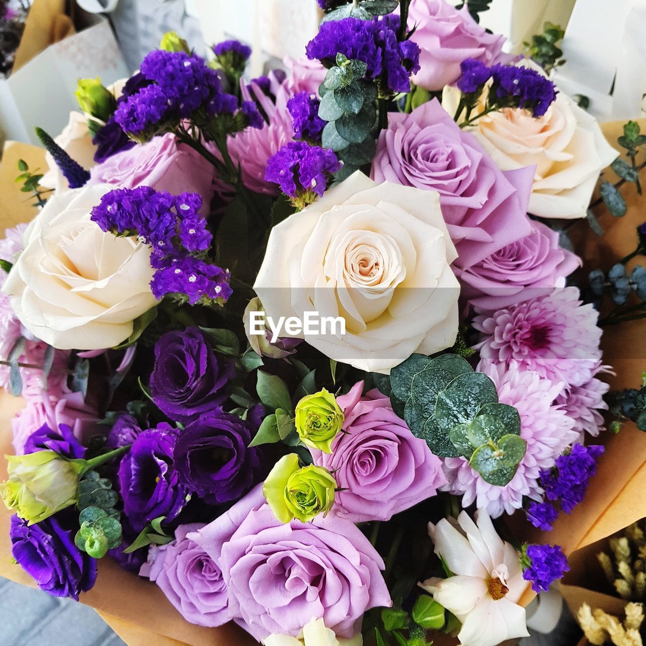 HIGH ANGLE VIEW OF ROSE BOUQUET ON PURPLE ROSES