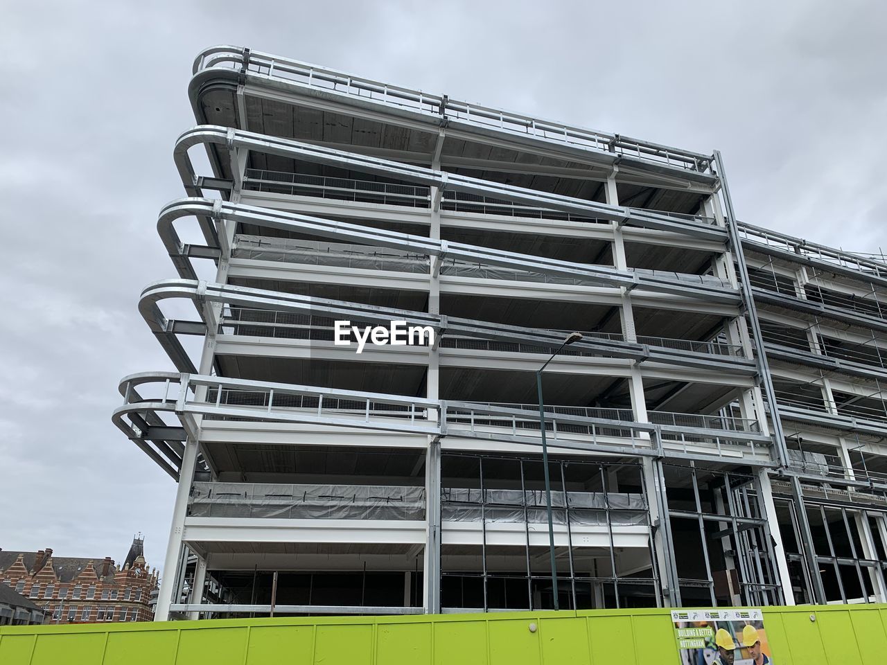 LOW ANGLE VIEW OF MODERN BUILDING AGAINST SKY IN CITY