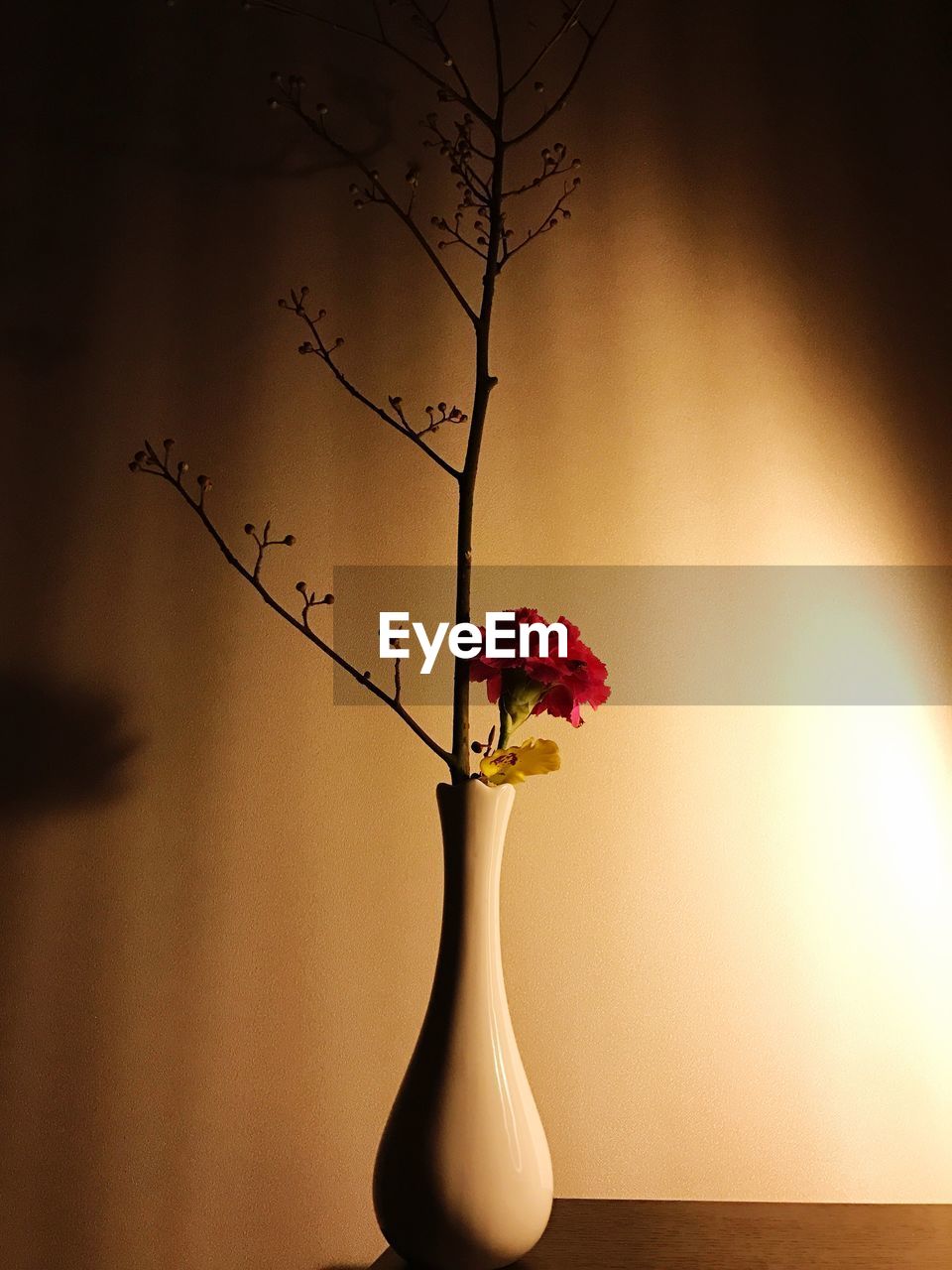 CLOSE-UP OF ROSE BOUQUET ON TABLE