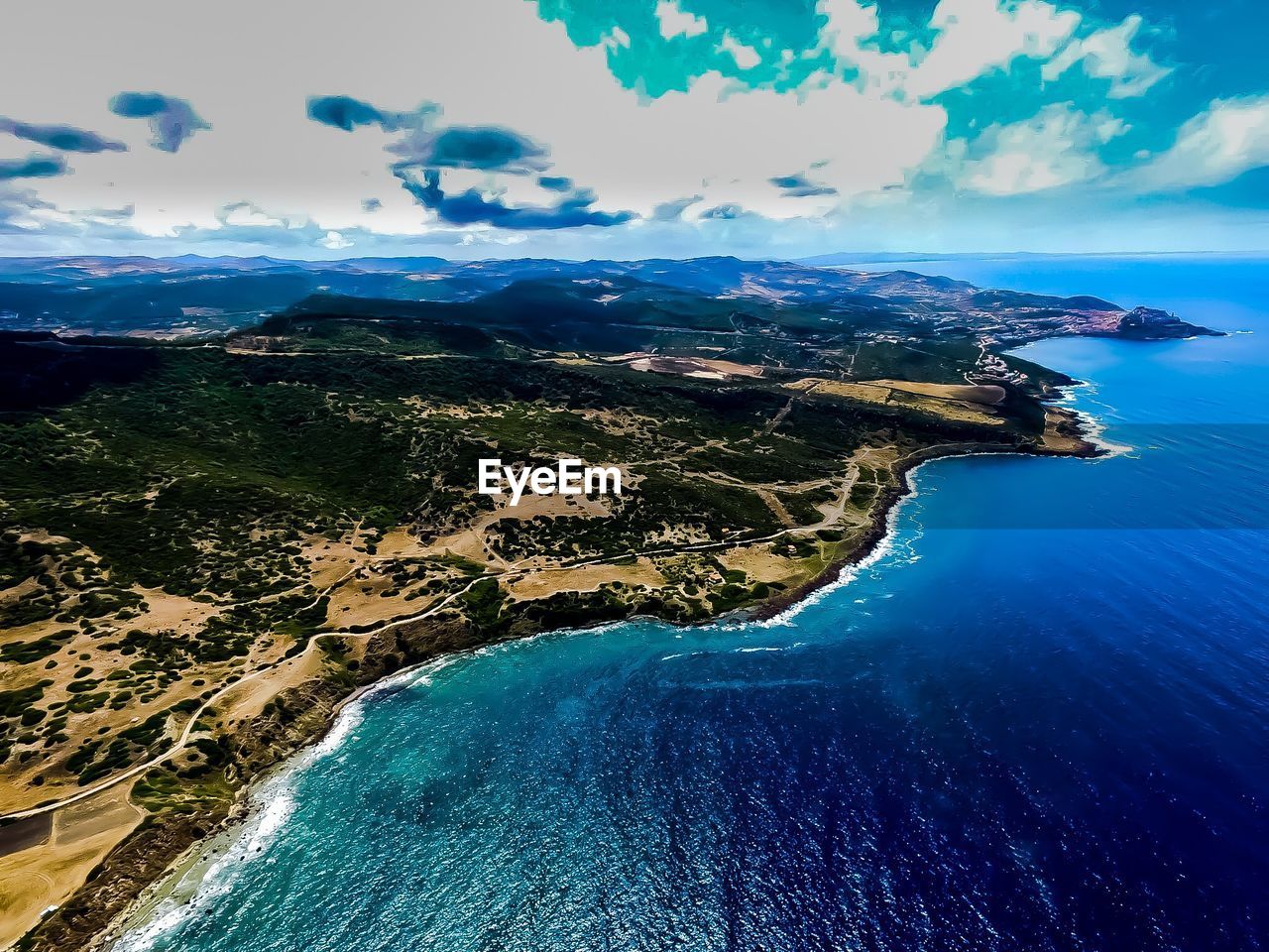 AERIAL VIEW OF SEA AGAINST SKY