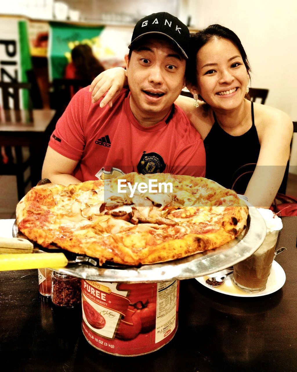 PORTRAIT OF A SMILING YOUNG WOMAN WITH FOOD