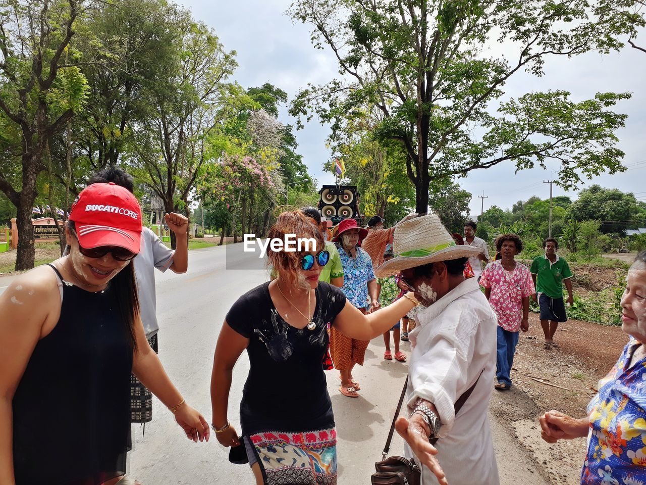 GROUP OF PEOPLE ENJOYING MUSIC