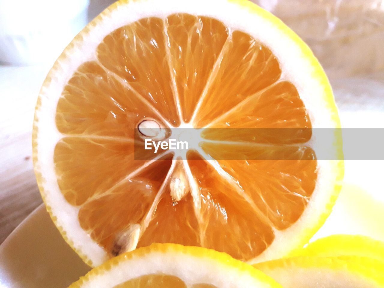 CLOSE-UP OF LEMON SLICE IN GLASS