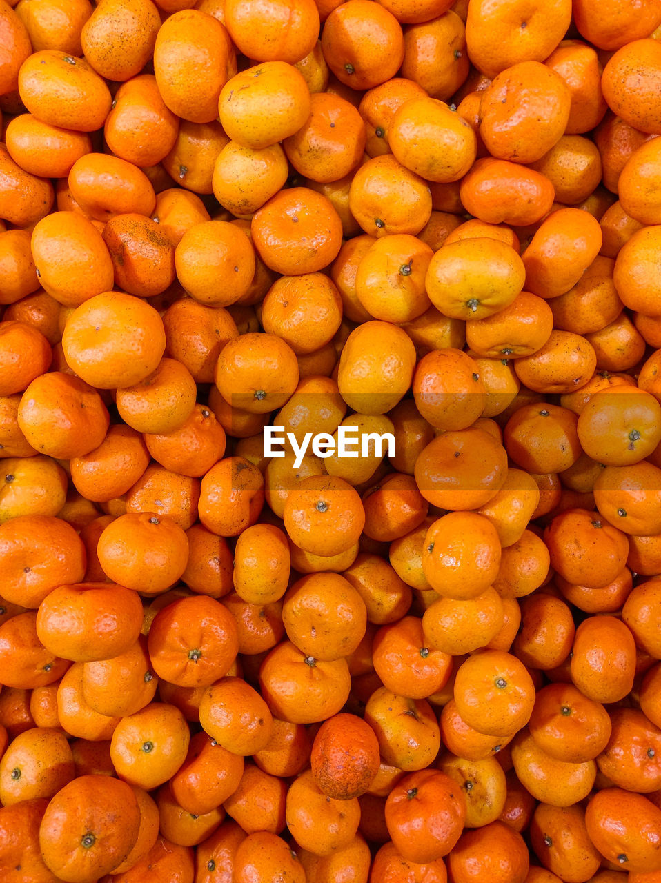 FULL FRAME SHOT OF ORANGE FRUITS FOR SALE IN MARKET