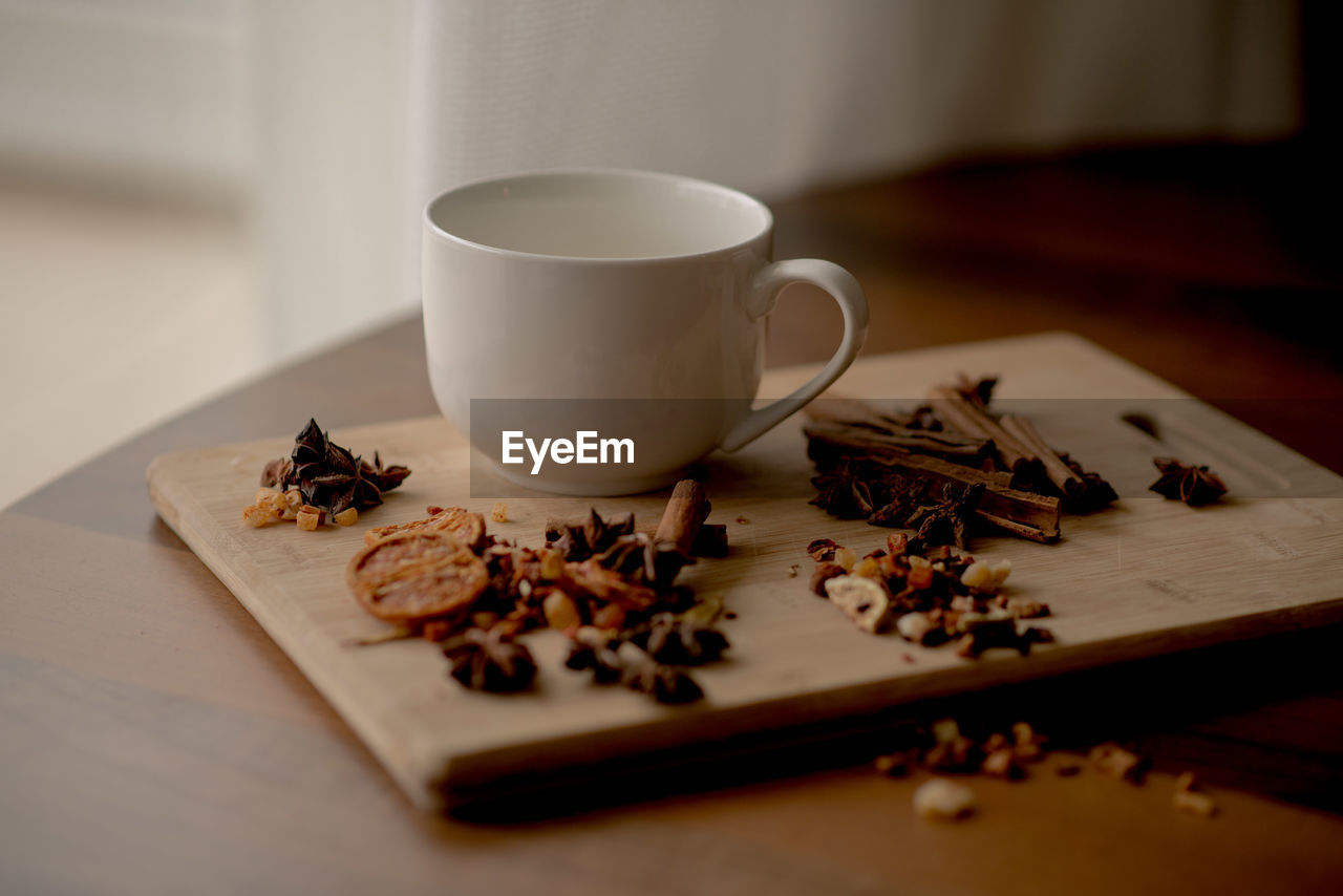 CLOSE-UP OF COFFEE CUP AND SPOON ON TABLE