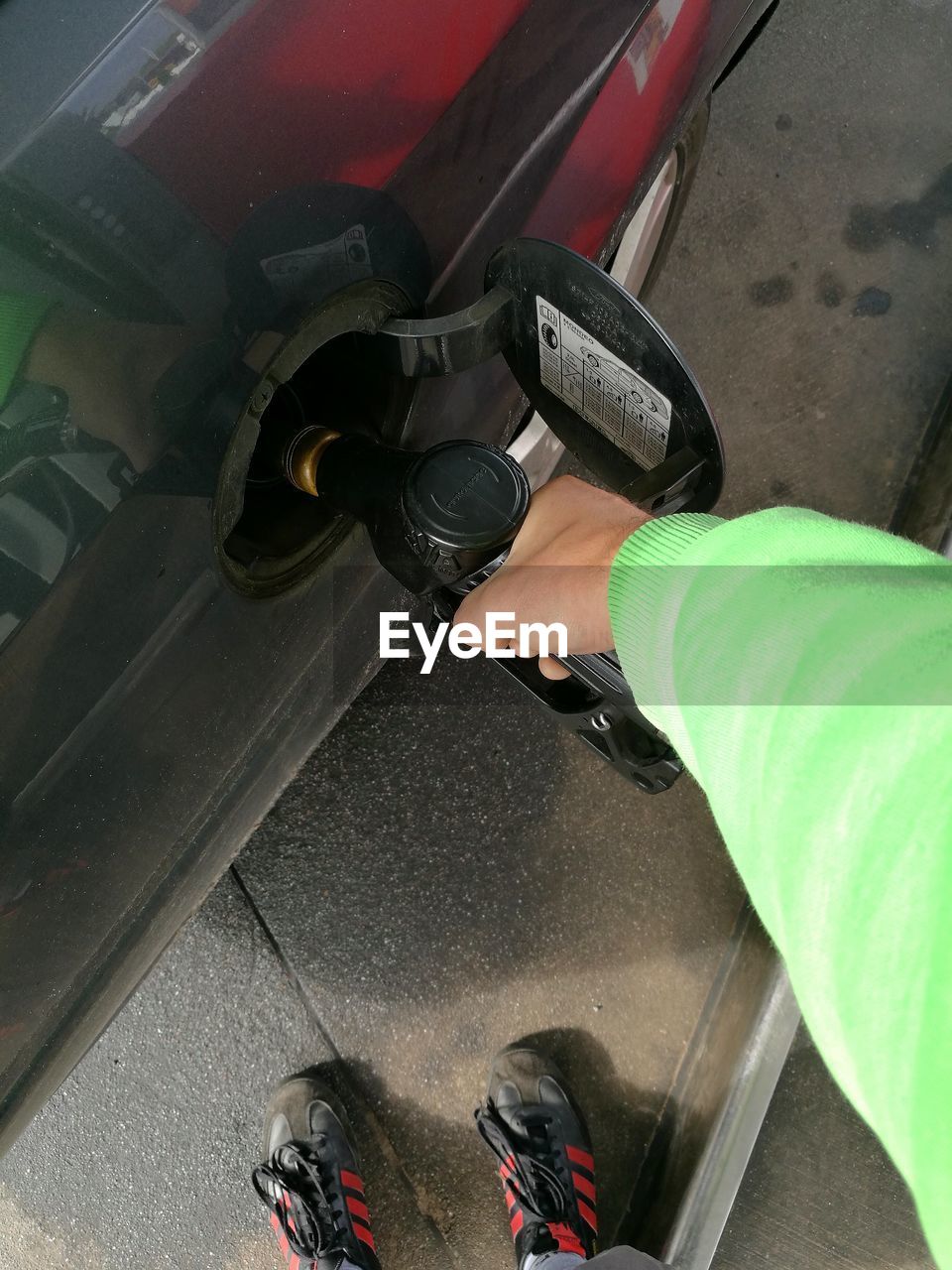 HIGH ANGLE VIEW OF MAN WORKING ON FLOOR