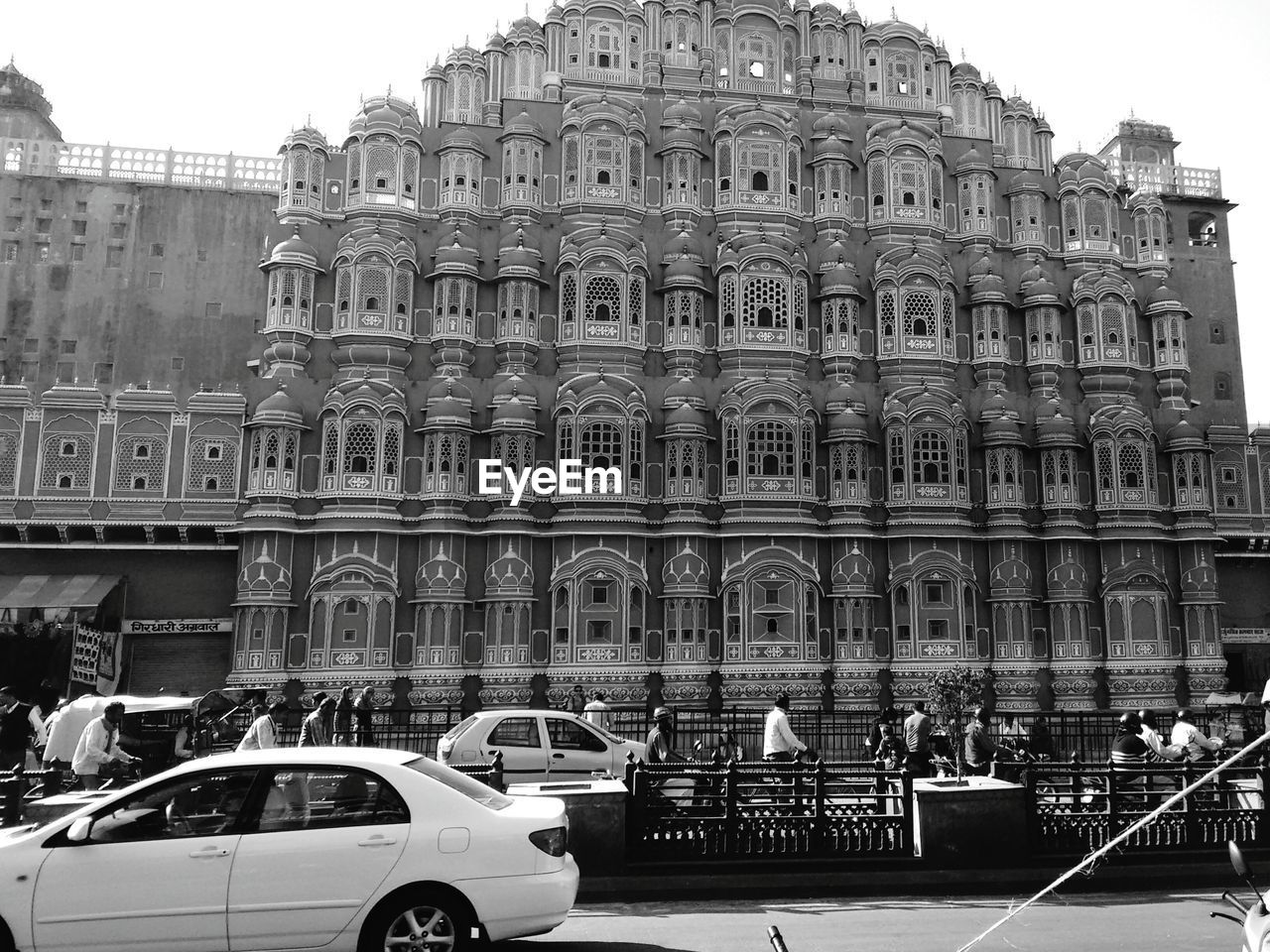 VIEW OF BUILDINGS IN CITY