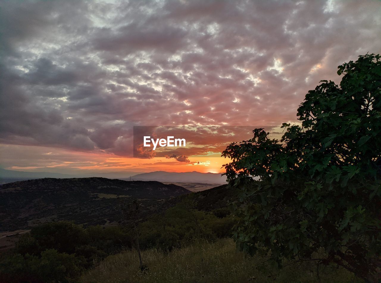 SCENIC VIEW OF LANDSCAPE AGAINST SKY AT SUNSET