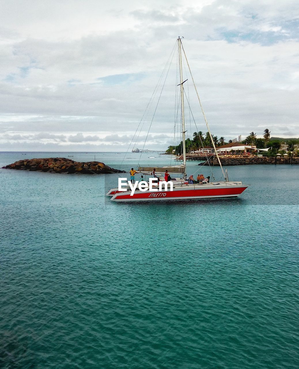 SAILBOAT IN SEA AGAINST SKY