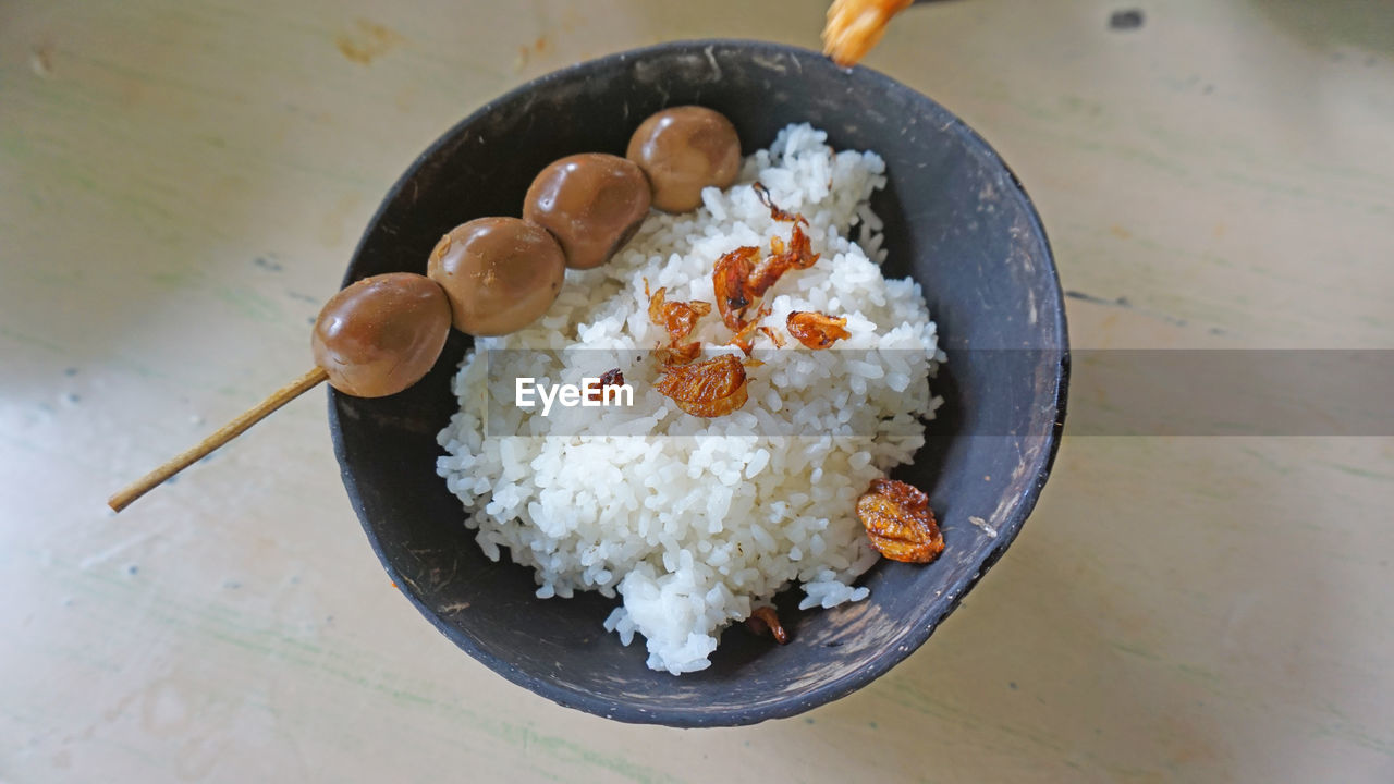 HIGH ANGLE VIEW OF ICE CREAM IN BOWL ON TABLE