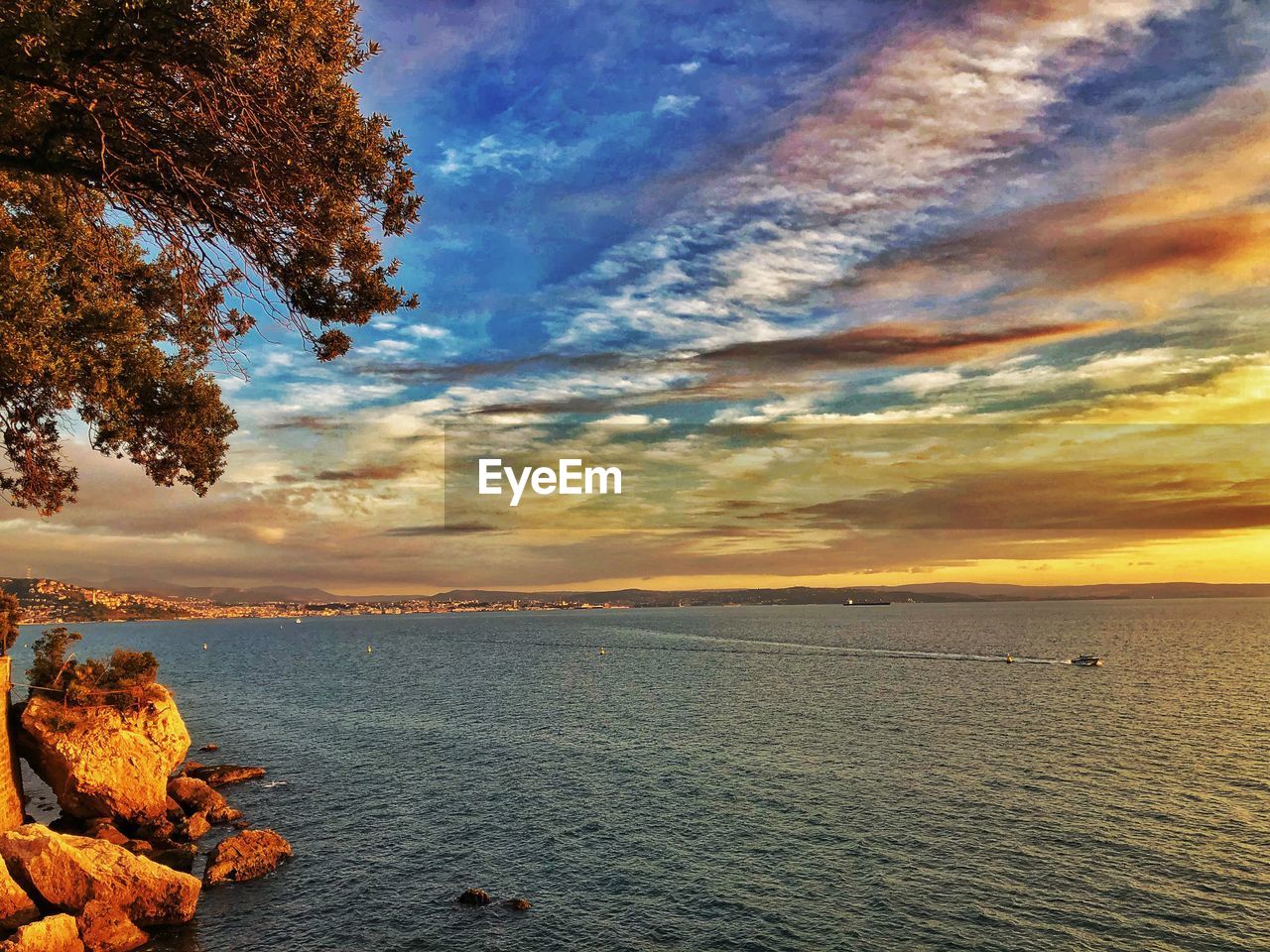 SCENIC VIEW OF SEA AGAINST ORANGE SKY