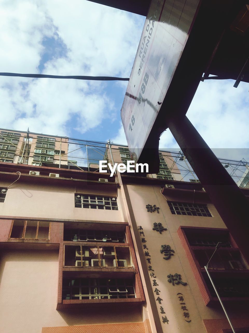 LOW ANGLE VIEW OF BUILDING AGAINST CLOUDY SKY