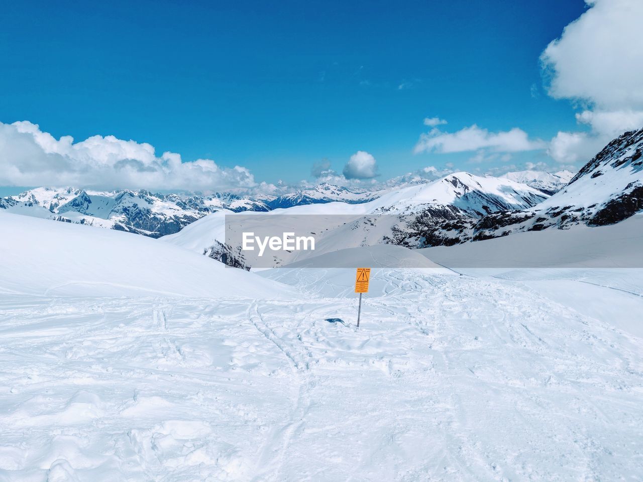 SCENIC VIEW OF SNOWCAPPED MOUNTAIN AGAINST SKY