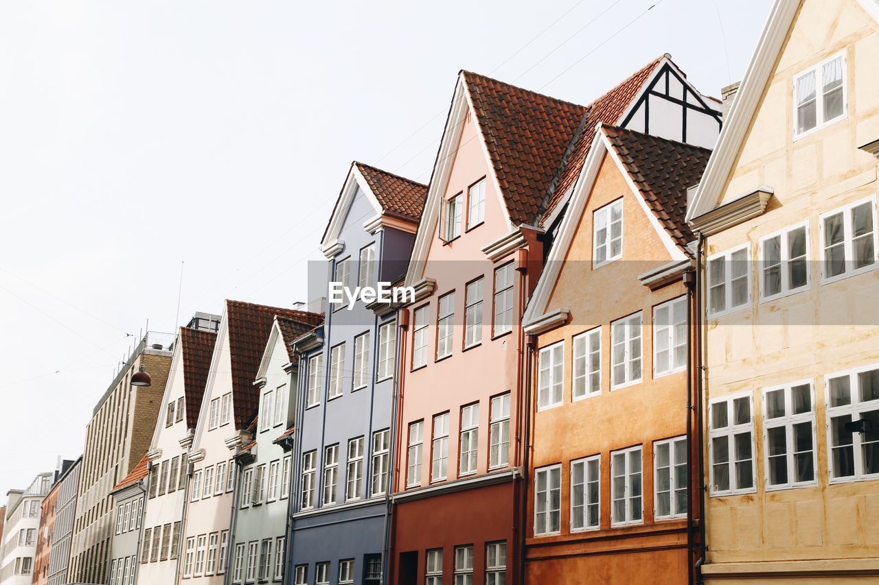 LOW ANGLE VIEW OF HOUSES AGAINST SKY