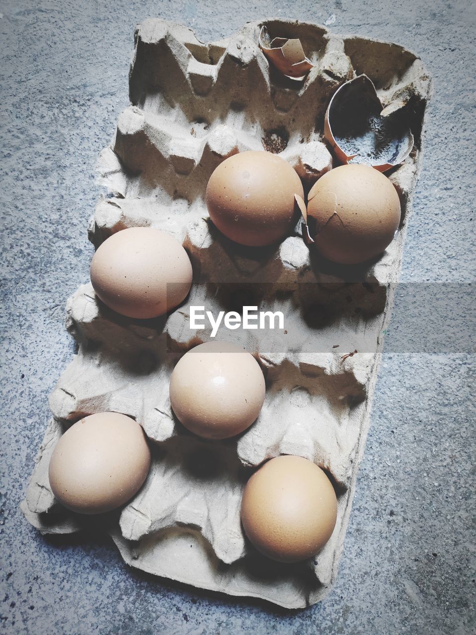 HIGH ANGLE VIEW OF EGGS ON FLOOR