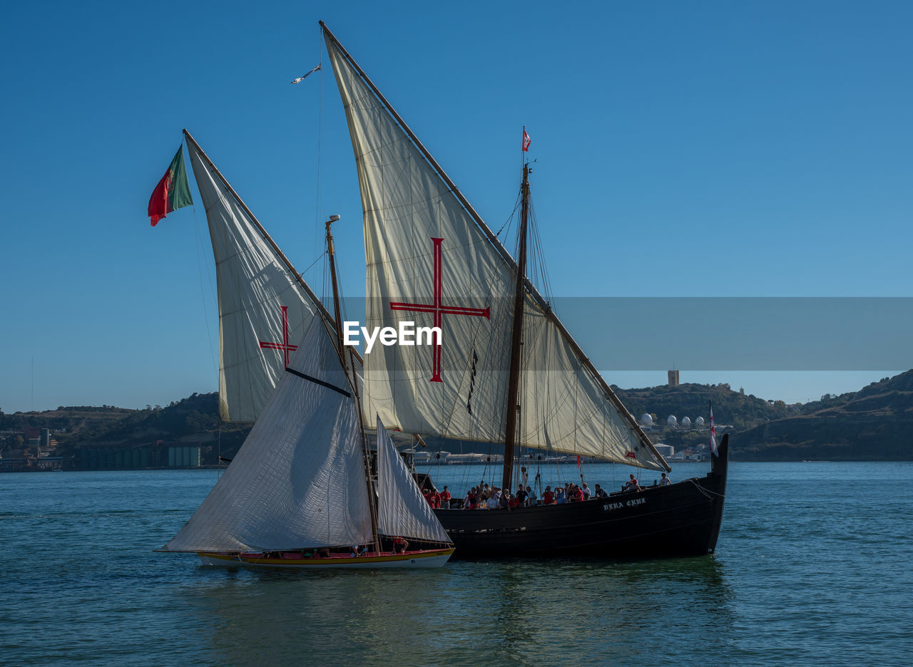 SAILBOAT SAILING ON SEA AGAINST CLEAR SKY