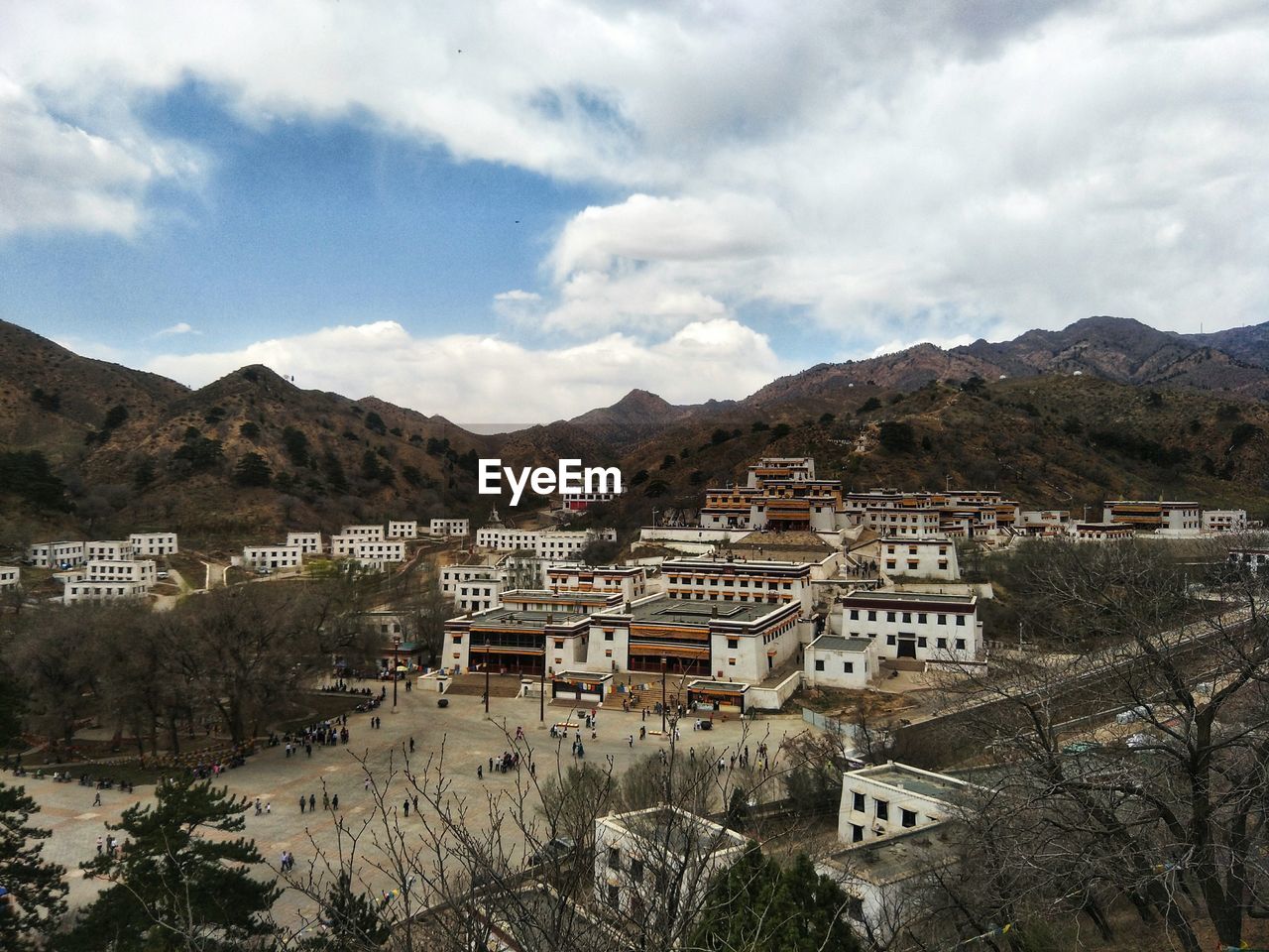 HIGH ANGLE VIEW OF TOWNSCAPE BY MOUNTAIN AGAINST SKY