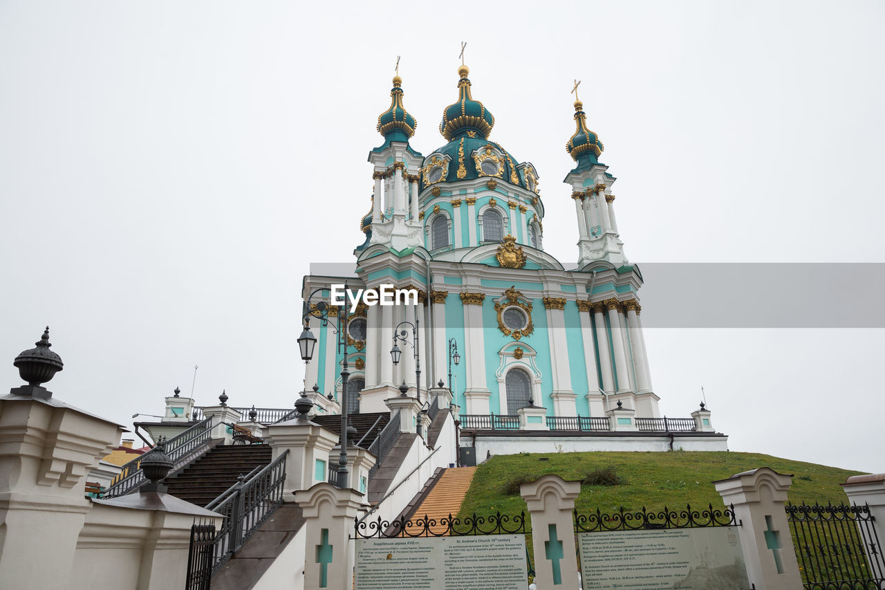 LOW ANGLE VIEW OF A BUILDING AGAINST SKY