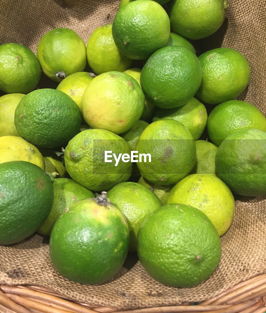 CLOSE-UP OF ORANGES