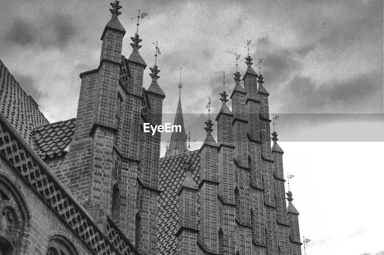 LOW ANGLE VIEW OF BUILT STRUCTURE AGAINST THE SKY