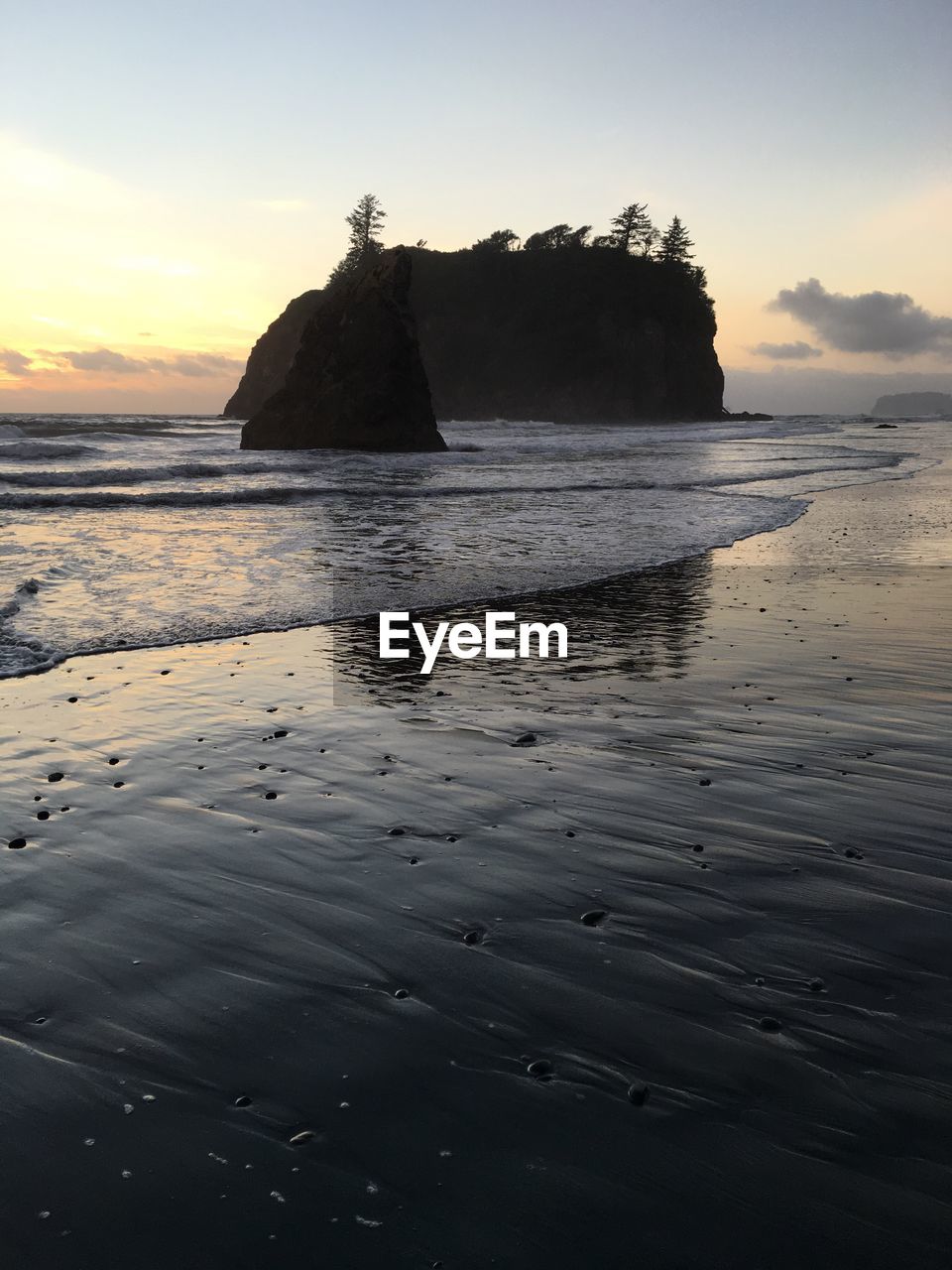 SCENIC VIEW OF SEA AT SUNSET