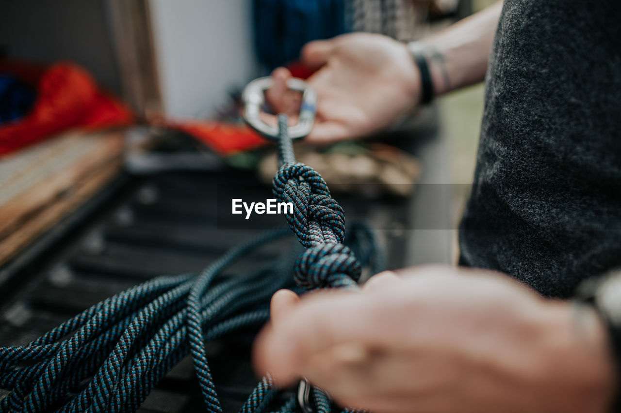 Selective focus of knots in climbing rope