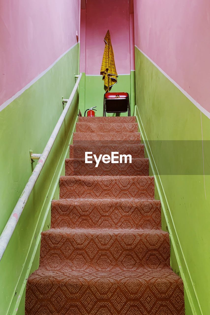 LOW ANGLE VIEW OF EMPTY STAIRCASE IN BUILDING