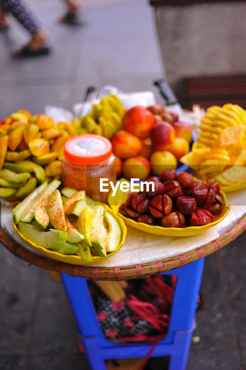 HIGH ANGLE VIEW OF FRUITS IN MARKET