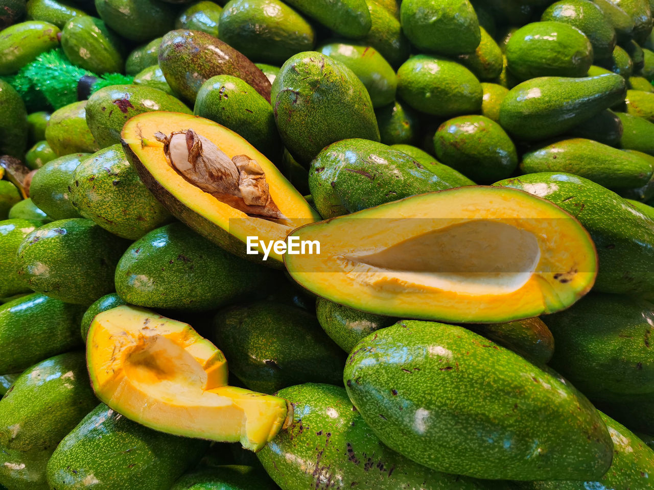 FULL FRAME SHOT OF FRESH GREEN FRUITS