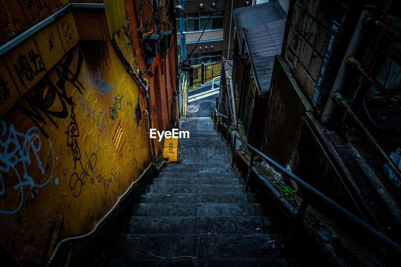 EMPTY ALLEY AMIDST BUILDINGS IN CITY