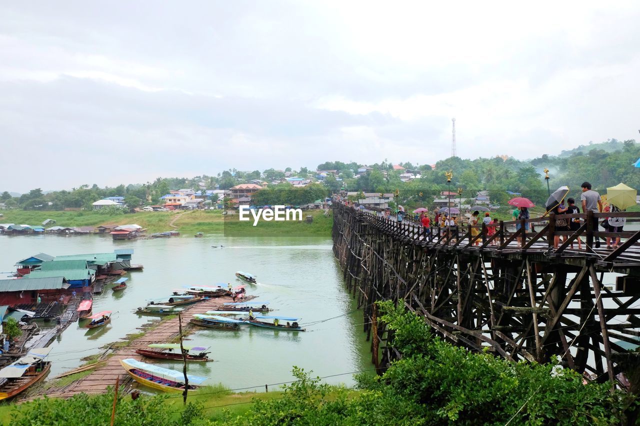 HIGH ANGLE VIEW OF BOATS MOORED IN RIVER