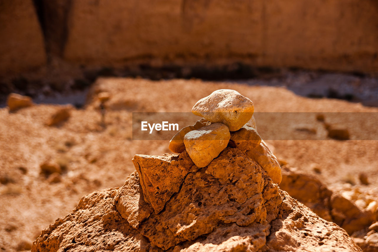 CLOSE-UP OF STONE ON ROCK