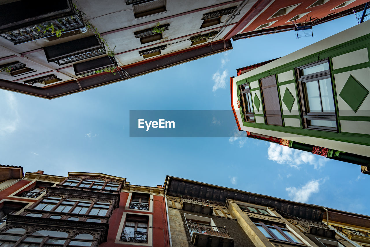 LOW ANGLE VIEW OF BUILDING AGAINST SKY IN CITY